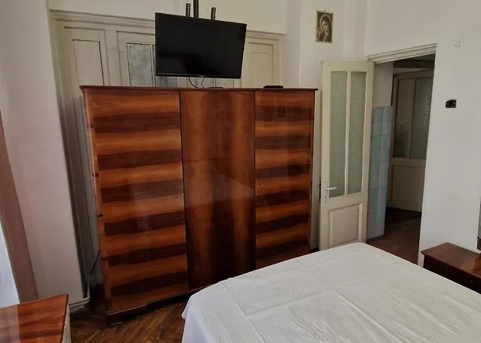 Domum - The Comunist Lejlighed