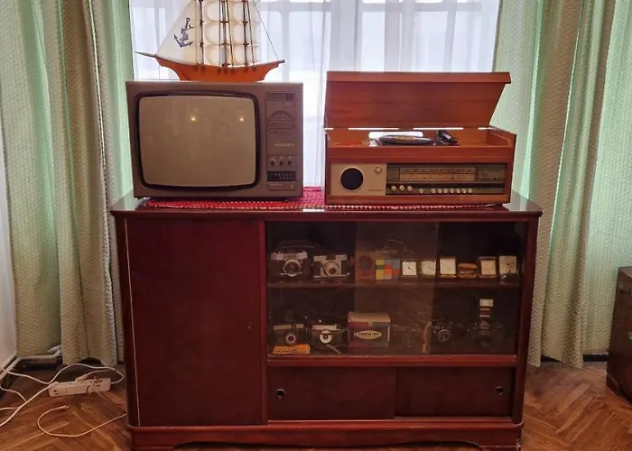 아파트 Domum - The Comunist *