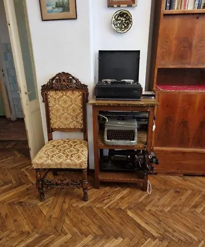 Domum - The Comunist