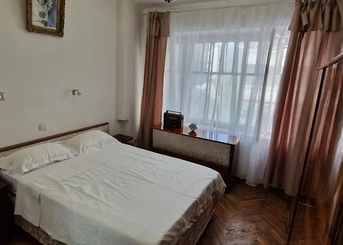 Lejlighed Domum - The Comunist *