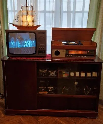 Lejlighed Domum - The Comunist *