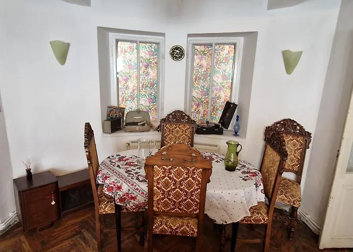 Lejlighed Domum - The Comunist