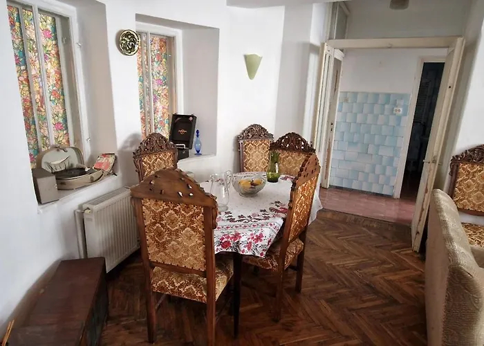 Domum - The Comunist 아파트