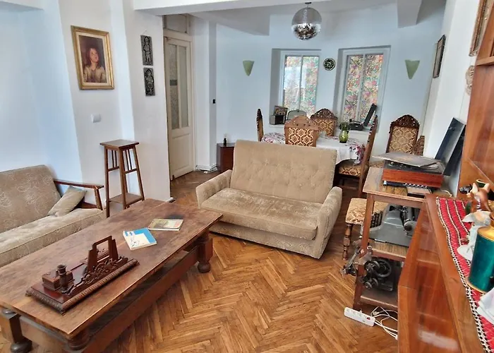 아파트 Domum - The Comunist *