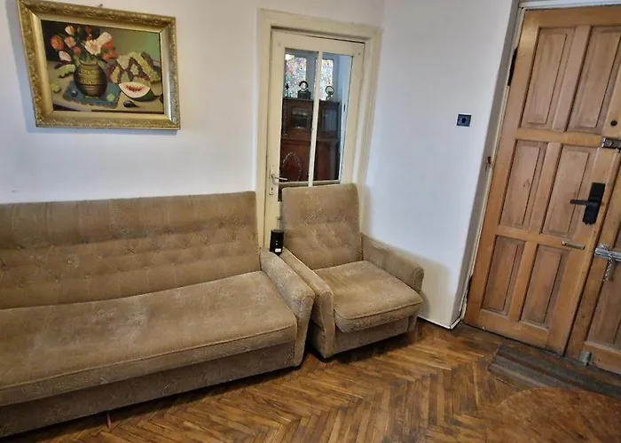 Lejlighed Domum - The Comunist