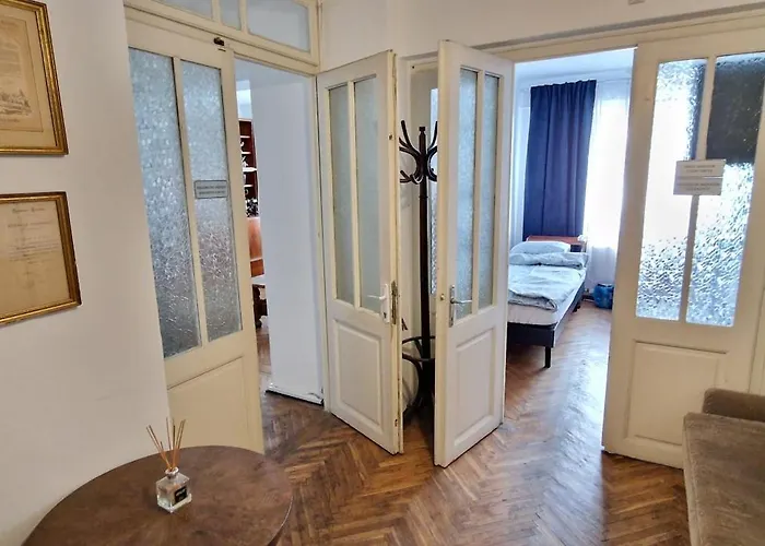 아파트 Domum - The Comunist *