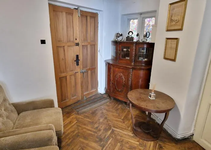 Domum - The Comunist